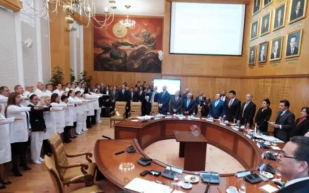 Durante la toma de protesta de los 35 nuevos titulares de los Órganos de Operación Administrativa del IMSS. Imagen http://www.imss.gob.mx/prensa/archivo/202001/027
