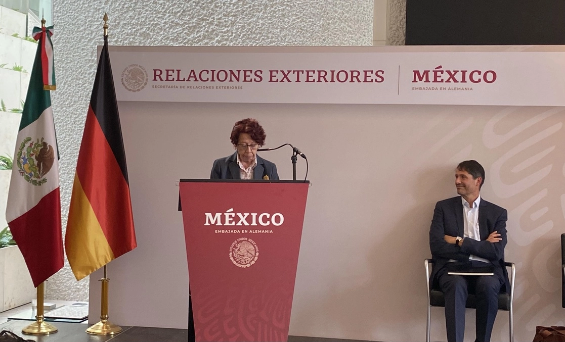 La Subsecretaria Carmen Moreno Toscano entregó el premio como mexicano distinguido a Francisco Javier Morales Serrano en Berlín. Foto Alia Lira Hartmann