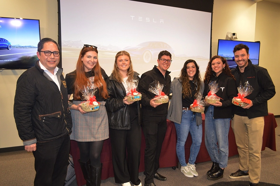 Colaboradores de TESLA Motors, en el marco de la visita a la Escuela de Ingeniería de CETYS Universidad Campus Mexicali, donde reconocieron el potencial de los estudiantes de este instituto educativo. Foto Cortesía TESLA