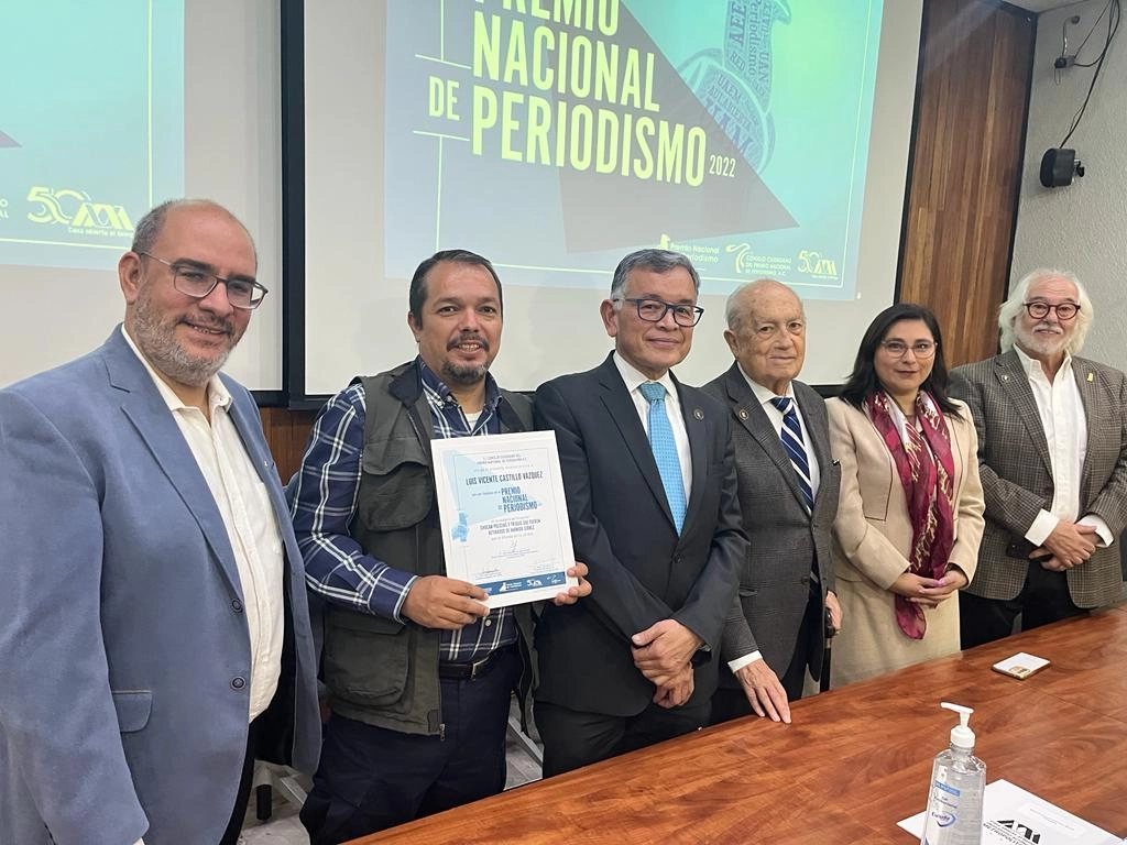 El fotógrafo de 'La Jornada', Luis Castillo (c,izq) durante la entrega del reconocimiento. Foto La Jornada