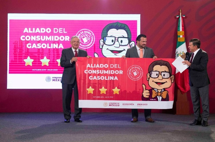 El presidente Andrés Manuel López Obrador y el titular de Profeco, Ricardo Sheffield, entregaron reconocimientos a a los concesionarios de gasolineras con mejores precios, en Palacio Nacional, el 10 de agosto de 2020. Foto Presidencia