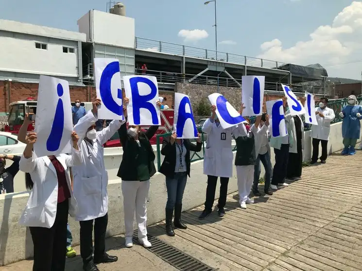 Los trabajadores administrativos y directivos reconocieron la labor del personal médico y de atención. Foto Ricardo Montoya