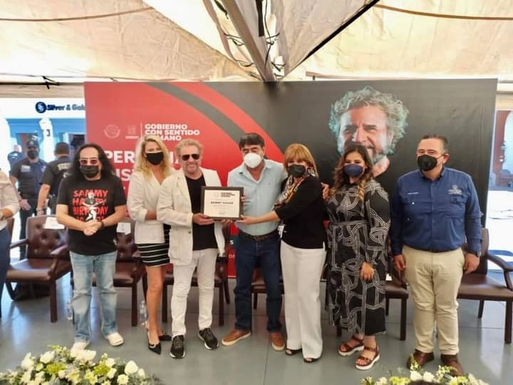El presidente municipal de Los Cabos, Oscar Leggs Castro, entregó el reconocimiento a Sammy Hagar en la plaza Mijares. Foto Cortesía