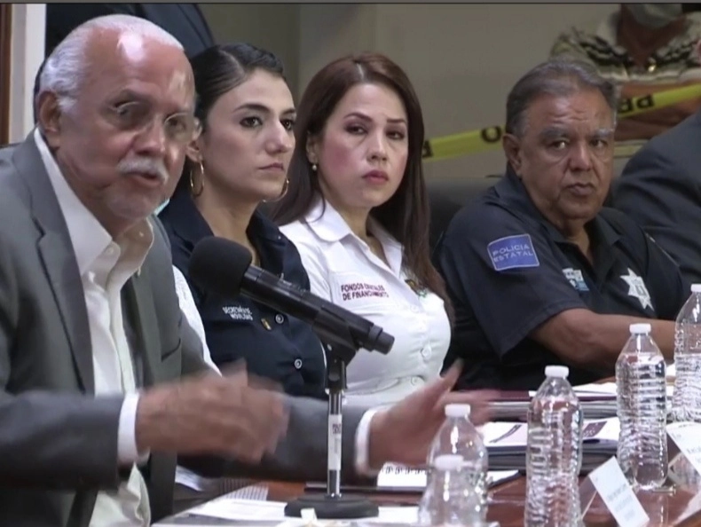 El gobernador de Nayarit, Miguel Ángel Navarro Quintero, en el encuentro semanal con medios de comunicación. Foto Luis Martín Sánchez