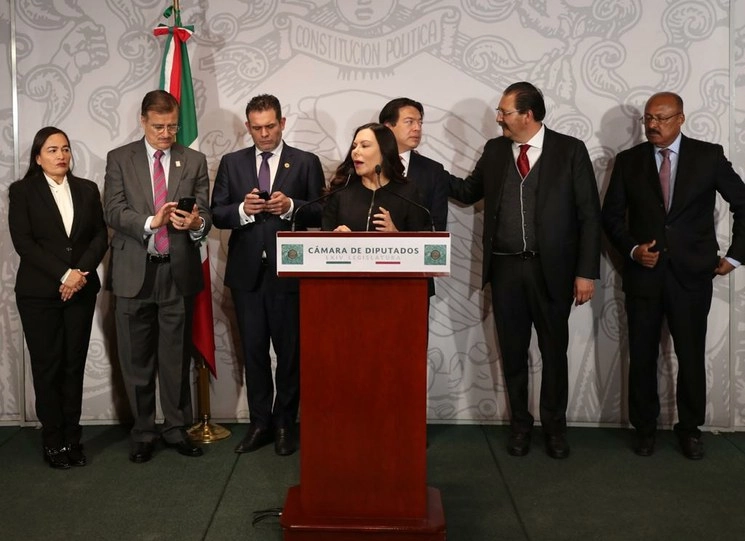 Al micrófono, Laura Rojas, presidenta de la Cámara de Diputados, en una conferencia de prensa respaldada por los coordinadores parlamentarios. Foto José Antonio López