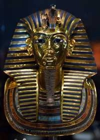 Máscara dorada de la momia de Tutankamón expuesta en el Museo Egipcio de la plaza Tahir en El Cairo. Foto Afp