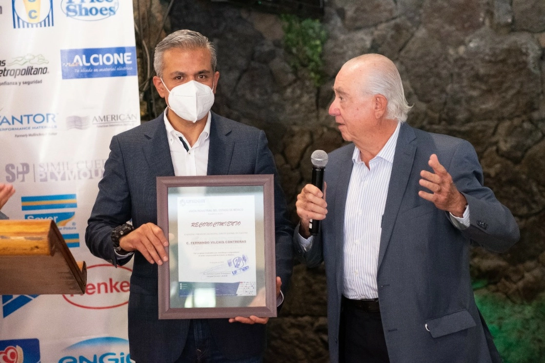 Empresarios entregaron un reconocimiento al alcalde. Foto La Jornada