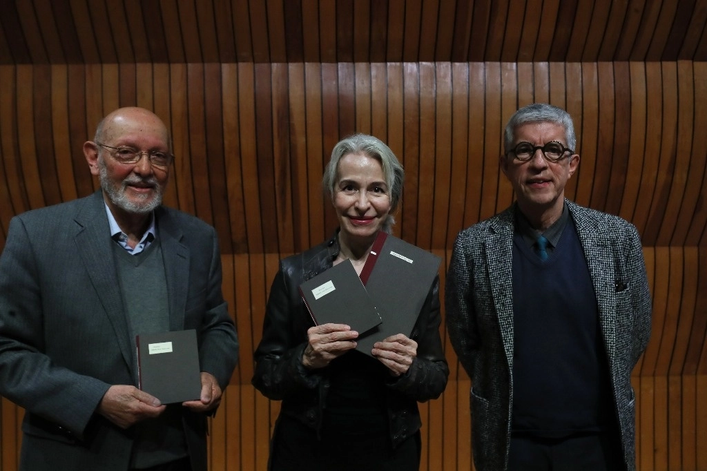 En el homenaje al poeta y ensayista David Huerta (1949-2022) se presentaron los poemarios Erectario, de Eduardo Matos Moctezuma (izquierda), y Once, de Sergio Raúl Arroyo; los acompaña Verónica Murguía, pareja sentimental de Huerta. Foto Roberto García Ortiz