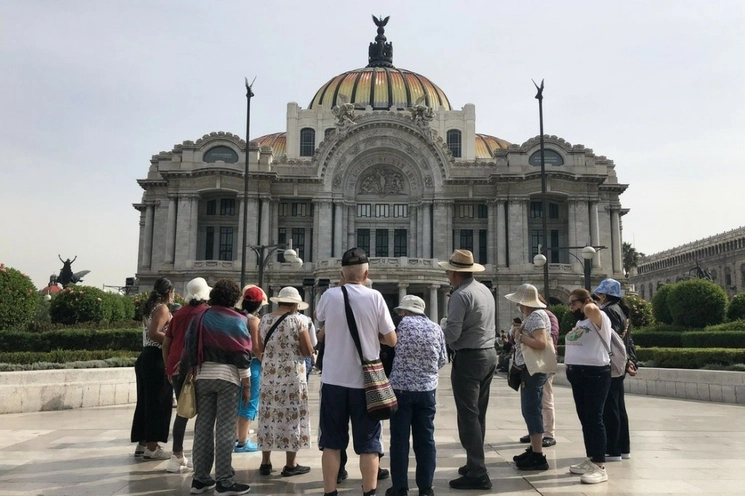 Turistas frente al Palacio de Bellas Artes, en el Centro Histórico capitalino. Foto Luis Castillo / Archivo