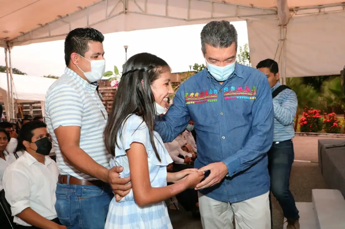El gobierno estatal informó en un comunicado que el mandatario aceptó ser su padrino no sólo cuando se gradúe, sino “desde este momento”. Foto cortesía