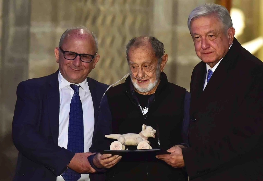 De manos de Diego Prieto, titular del Instituto Nacional de Antropología e Historia, y el presidente López Obrador, el arqueólogo y museógrafo Jorge Angulo Villaseñor (centro) recibió un reconocimiento por su trabajo en la dependencia, la que acompañó en su crecimiento por casi siete décadas. Foto Presidencia de la República 