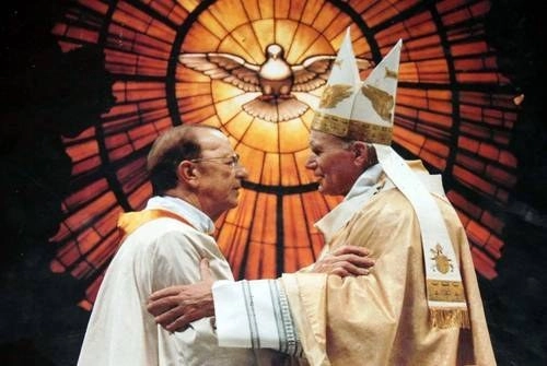 Marcial Maciel, fundador de la congregación, al lado del papa Juan Pablo II. Foto Notimex / Archivo 

