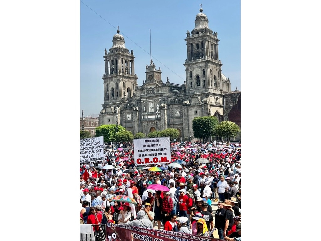 Miles participaron en la movilización por el Día del Trabajo en la CDMX. Señalaron que si bien hay avances laborales, la lucha ahora es por reducir la jornada a 40 horas, duplicar el aguinaldo y mejorar salarios contractuales. Foto Luis Castillo