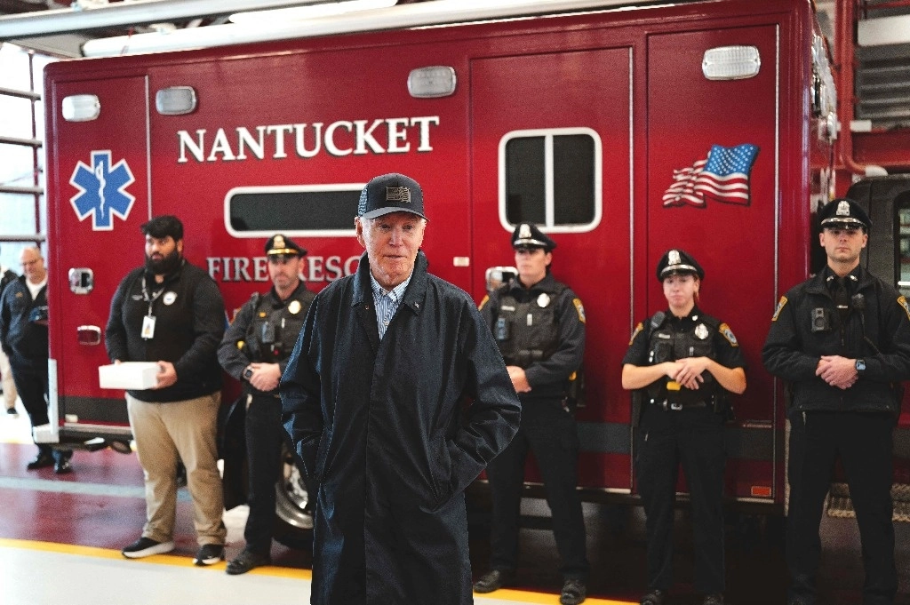 El presidente Joe Biden habla con periodistas durante su visita al Departamento de Bomberos de Nantucket , en Massachusetts. Foto Afp