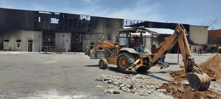 Luz María Meraza Radilla, secretaria de Desarrollo Urbano y Obras Públicas de Acapulco, informó sobre las acciones a realizar para la reconstucción del mercado central del puerto. Foto Héctor Briseño
