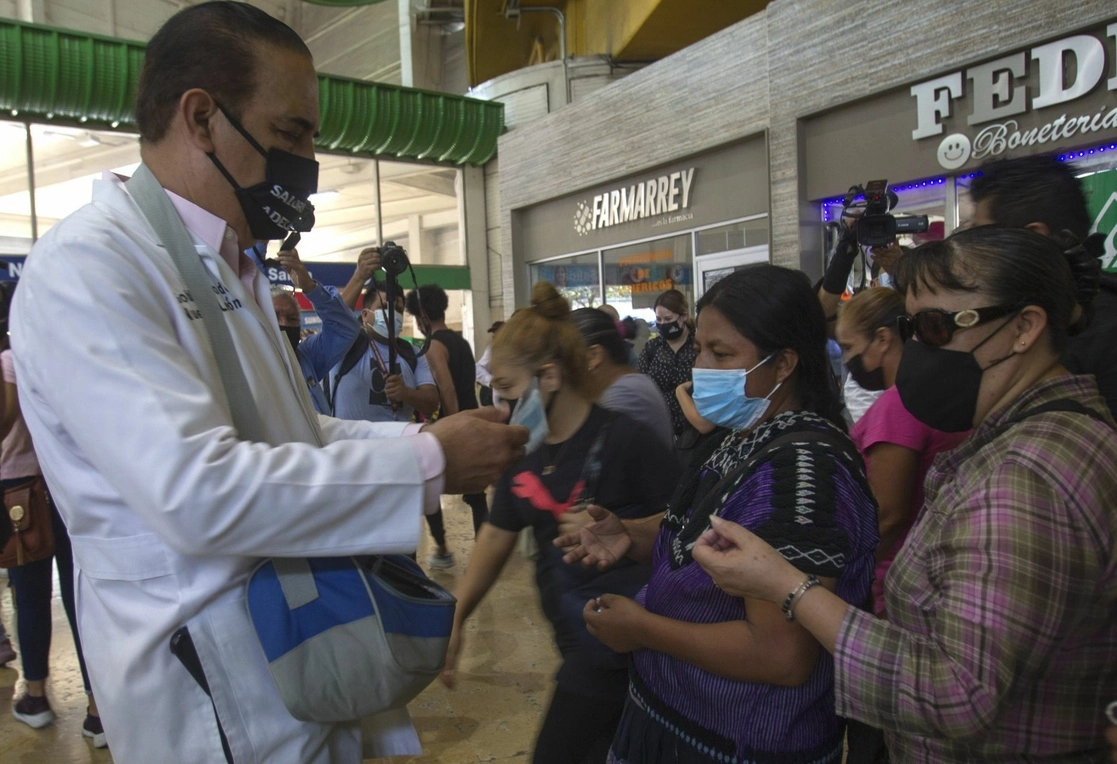 Ante el incremento en casos de Covid-19 en Nuevo León, el secretario de Salud estatal, Manuel de la O, acudió al Metro de Monterrey para repartir y fomentar el uso de cubrebocas, el 27 de julio de 2021. Foto Cuartoscuro