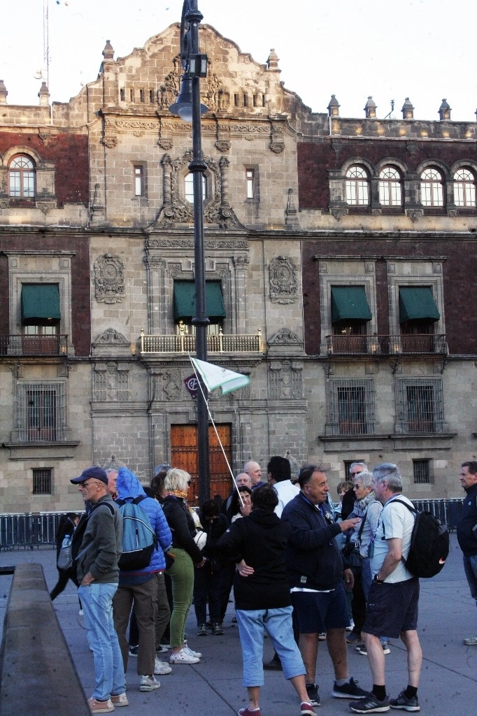 Turistas pasean en el Zócalo capitalino, el 4 de diciembre de 2024. Foto Roberto García Rivas