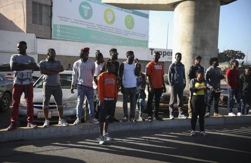 México reconoce a 62 mil ciudadanos como refugiados de 2013 a la fecha; en la imagen, personas procedentes de Haití y África esperan en Tijuana la oportunidad de cruzar hacia EU. Foto Ap