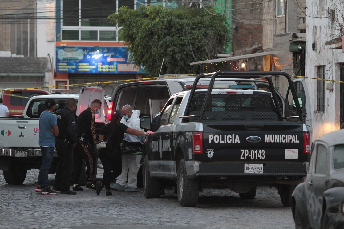 Personal del Instituto Jalisciense de Ciencias Forenses realiza peritajes en una casa de la colonia Miramar, en el municipio de Zapopan, Jalisco, donde dos mujeres fueron asesinadas el pasado sábado. En 2021, 245 féminas fueron ultimadas, 37 más que en 2020. Foto Arturo Campos Cedillo