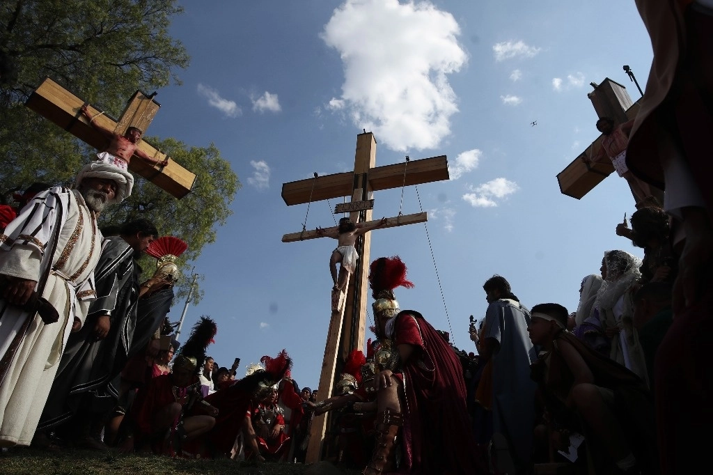 En la representación 180 de la pasión de Cristo en el Cerro de la Estrella participaron 200 actores, entre ellos David Uriel González, de 24 años, quien representó a Jesús, para lo que cargó durante 5 kilómetros una cruz que esta vez pesó 100 kilos, bajo el ardiente sol, el cual hizo que en plena crucifixión el ladrón Dimas se desmayara. Foto Yazmín Ortega Cortés