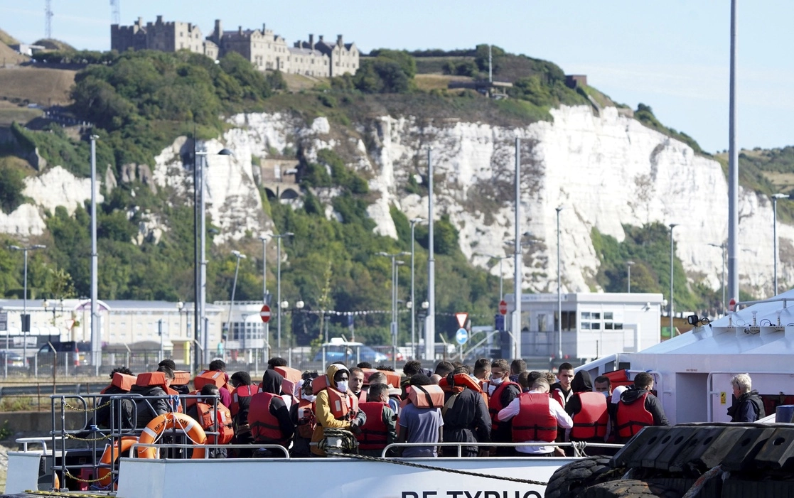 Un grupo de migrantes son trasladados a Dover, tras un pequeño incidente en su embarcación en el Canal de la Mancha, el 23 de agosto de 2022. Foto Ap