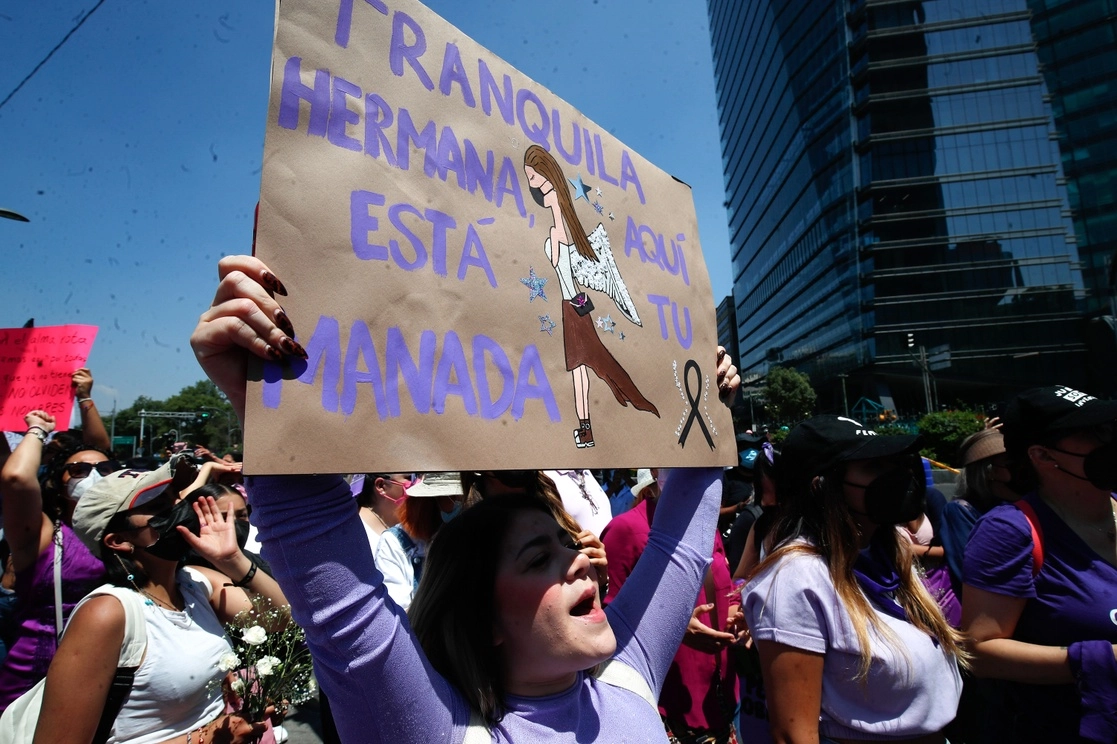 El domingo, integrantes de diversos colectivos feministas realizaron una manifestación para exigir justicia por los casos de feminicidio y mujeres desaparecidas en la Ciudad de México. Foto Cristina Rodríguez