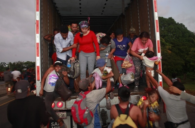 Migrantes salieron de Escuintla a Mapastepec, en Chiapas, para después dirigirse a Pijijiapan. Foto Víctor Camacho / Archivo