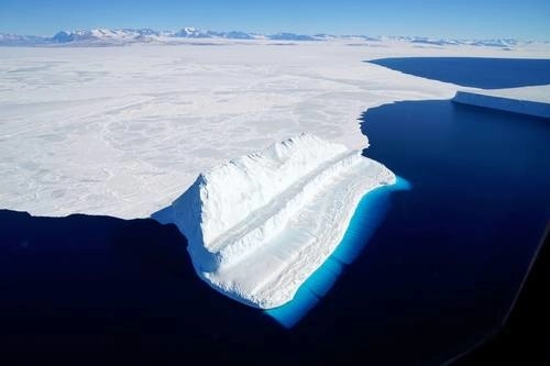 Imagen de la NASA dada a conocer el 20 de diciembre de 2017 por Operation IceBridge muestra un iceberg en la barrera de hielo de McMurdo de la Antártida. Foto Afp
