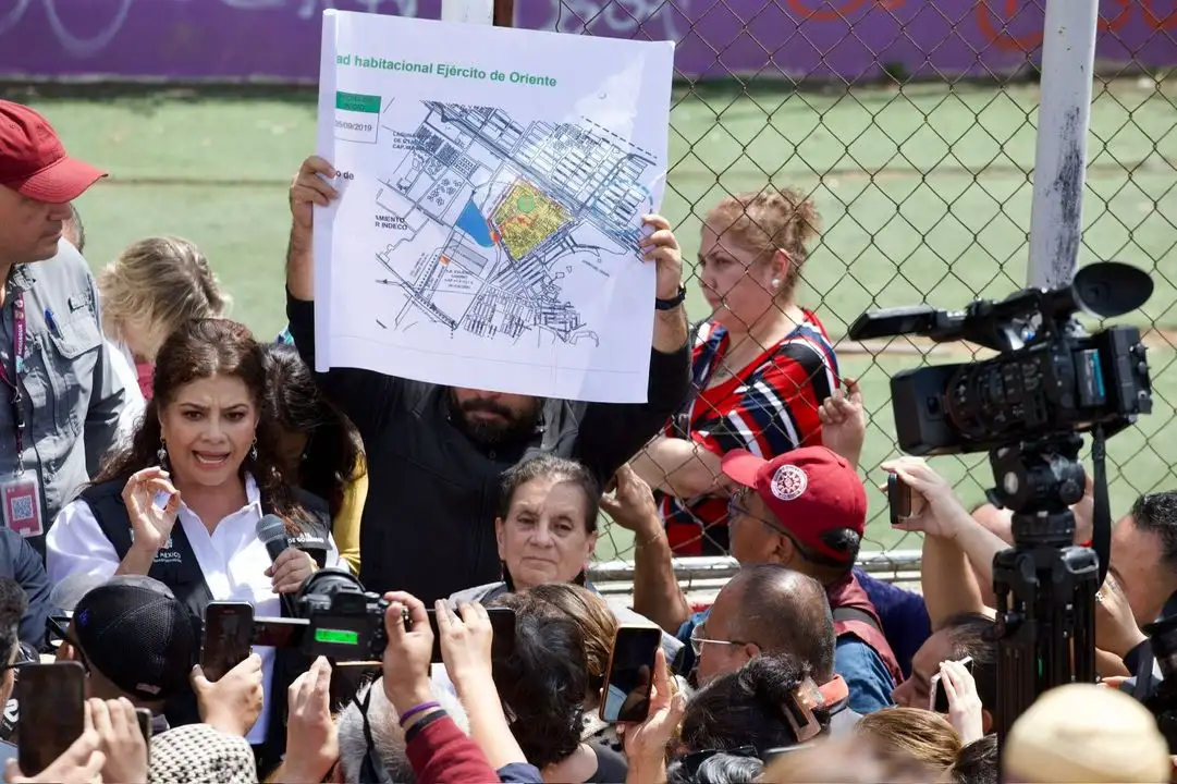 La jefa del gobierno capitalino Clara Brugada explicó a los colonos de Ejército de Oriente la construcción de un colector pluvial para prevenir inundaciones. Foto 