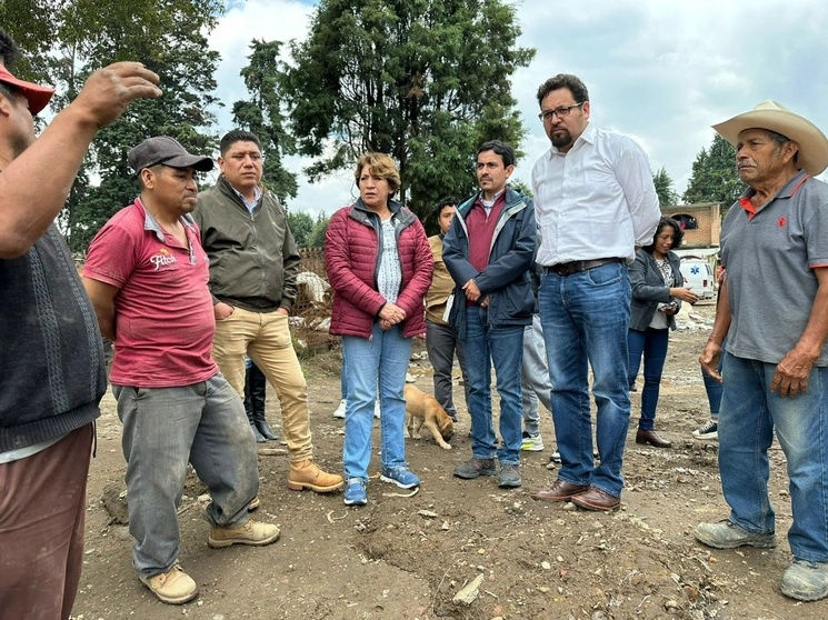 Delfina Gómez durante un recorrido por las rutas de evacuación del volcán Popocatépetl. Foto de Twitter @delfinagomeza