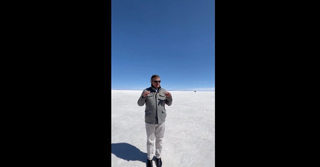 Marcelo Ebrard en el salar de Uyuni en Bolivia. Foto de su cuenta de twitter