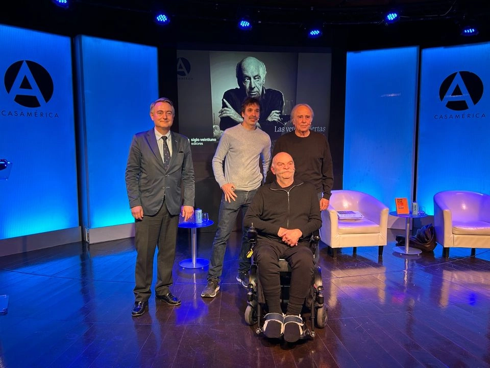 León de la Torre, director general de Casa de América; Mariano Sigman, neurocientífico y escritor, quien moderó la mesa “Las venas abiertas de la memoria”, en representación de Siglo XXI Editores; el periodista y escritor argentino Martín Caparrós y el cantante y compositor catalán Joan Manuel Serrat. Foto 