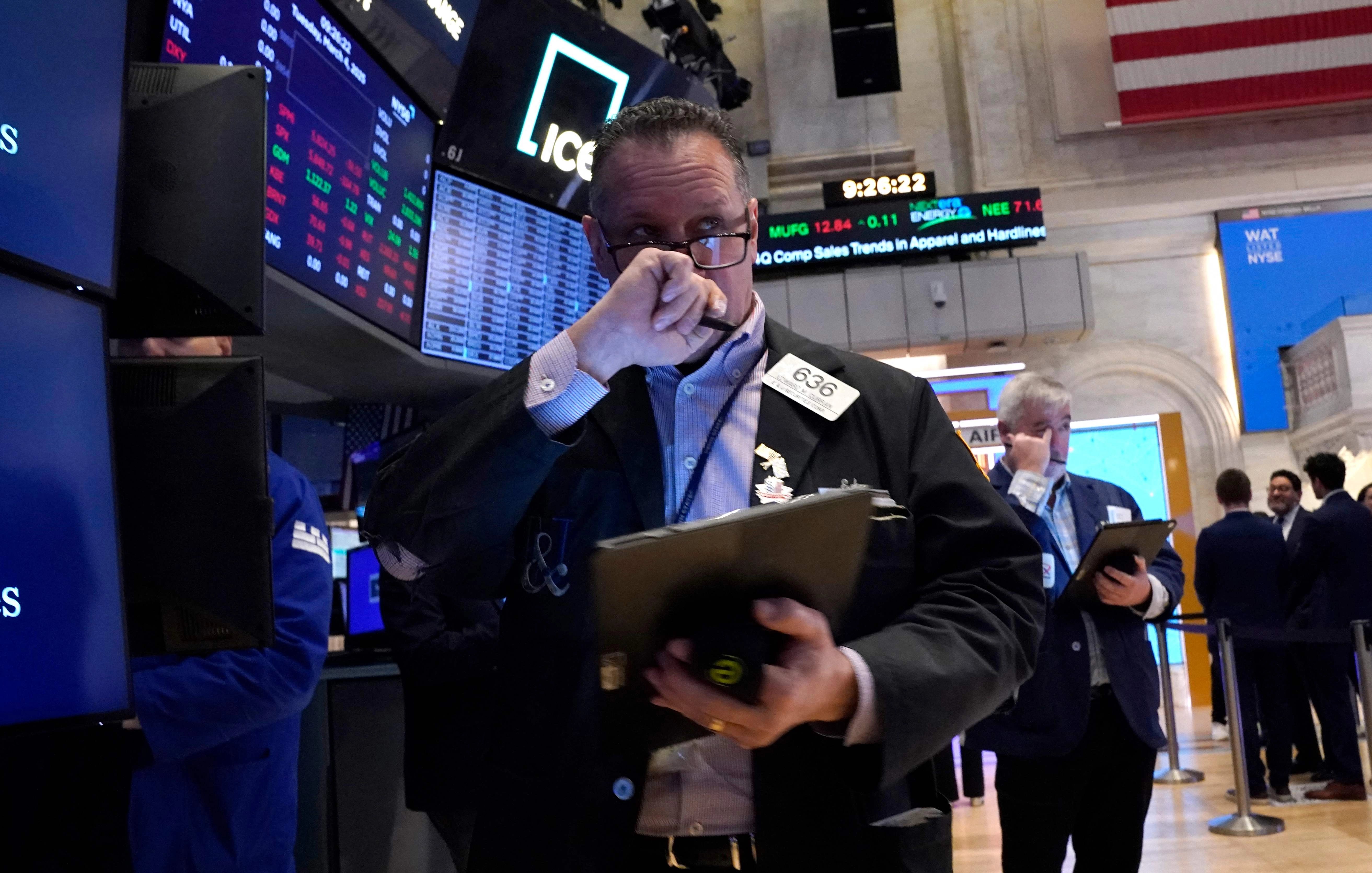  Corredores en el piso de la Bolsa de Valores de Nueva York. Foto 