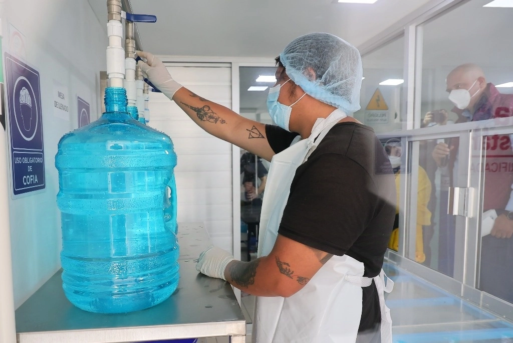 Autoridades del Gobierno de la Ciudad de México pusieron en marcha el programa Agua Bienestar con la inauguración de la primera planta purificadora que ofrecerá garrafones de líquido potable a cinco pesos a la población de las zonas de menores ingresos económicos. Foto ‘La Jornada’