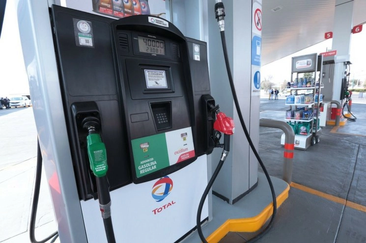 Los recortes en la producción petrolera apoyarán al mercado, estima eToro. Foto Cuartoscuro