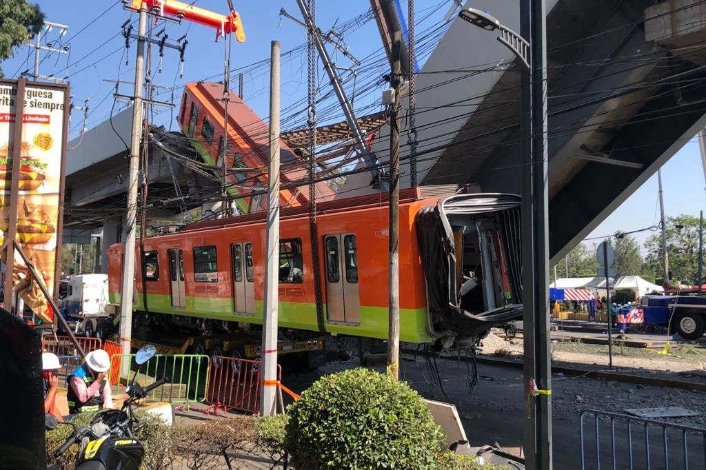 Maniobras de retiro de los restos del tren dañado debido al colapso de una parte de la estructura de la Línea 12 del Metro, el 4 de mayo de 2021. Foto Luis Castillo