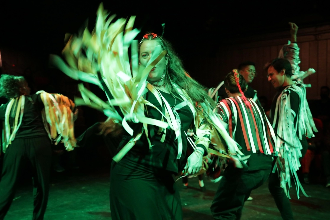 El grupo La Parvada, “seleccionado poco a poco para este montaje y que cuenta con gente con mucha disposición a salir de su zona de confort”, se presentará este fin de semana en el Foro de las Artes del Cenart. Foto Mariana Barreiro / cortesía de Leika Mochán 