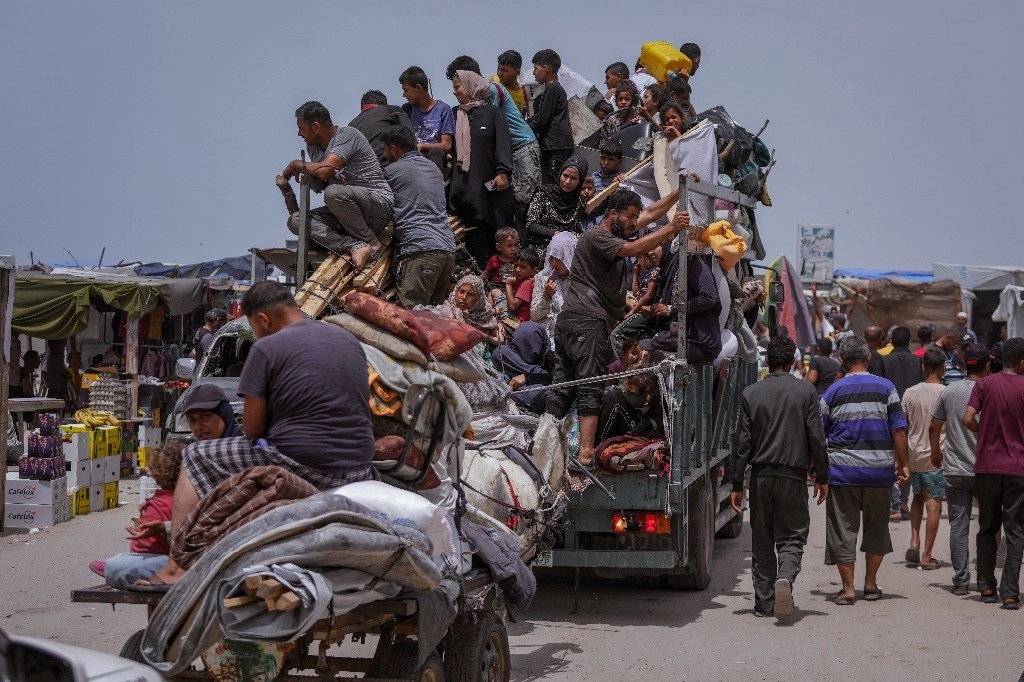 Palestinos que huyen de la ciudad de Rafah, en el sur de Gaza, durante una ofensiva terrestre y aérea israelí en la ciudad, el 28 de mayo de 2024. Foto Ap