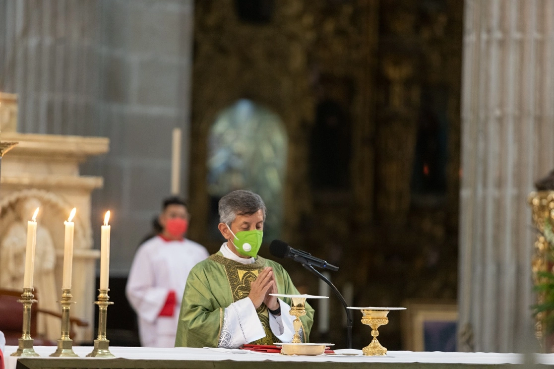 Ricardo Valenzuela Pérez, rector de la Catedral Metropolitana pidió rezar por los gobernantes encargados del orden y tranquilidad de los ciudadanos. Foto Pablo Ramos