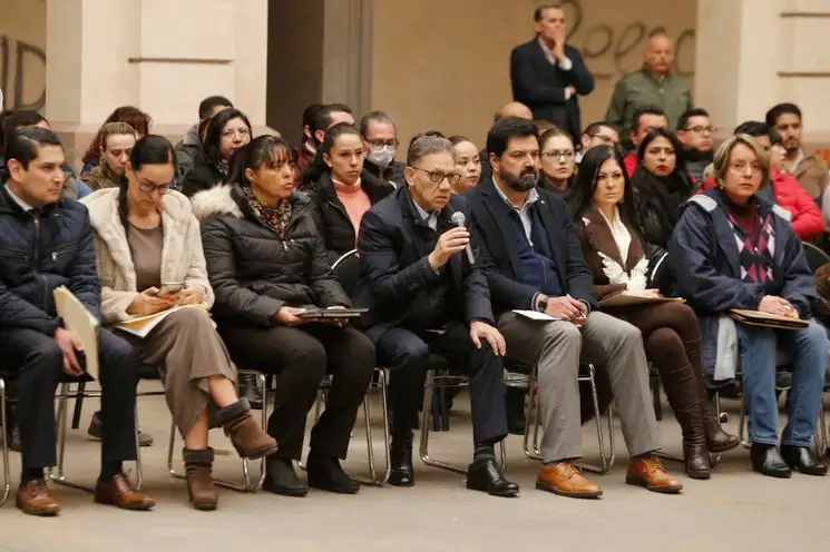 El rector de la UAEM, Alfredo Barrera Baca, durante la reunión con colectivos de universitarias feministas. Foto UAEM