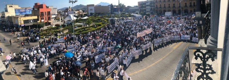 Unos 5 mil estudiantes, maestros y personal administrativo de la Universidad Autónoma de Nayarit en protesta frente al palacio de gobierno, en Tepic. Foto Twitter @UAN_Oficial