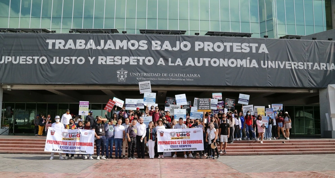 Protesta de estudiantes de la UdeG en la Casa Jalisco para exigir un presupuesto digno. Foto @udg_oficial