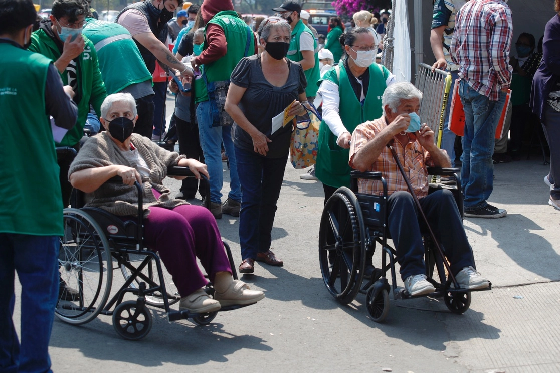 Adultos mayores en espera de recibir su segunda dosis en un módulo de la CDMX. Foto Cristina Rodríguez