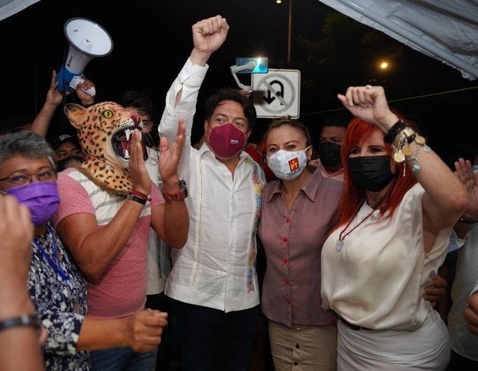 La gobernadora electa Layda Sansores celebra que a falta de cinco paquetes continúa el mismo resultado. Foto de su twitter