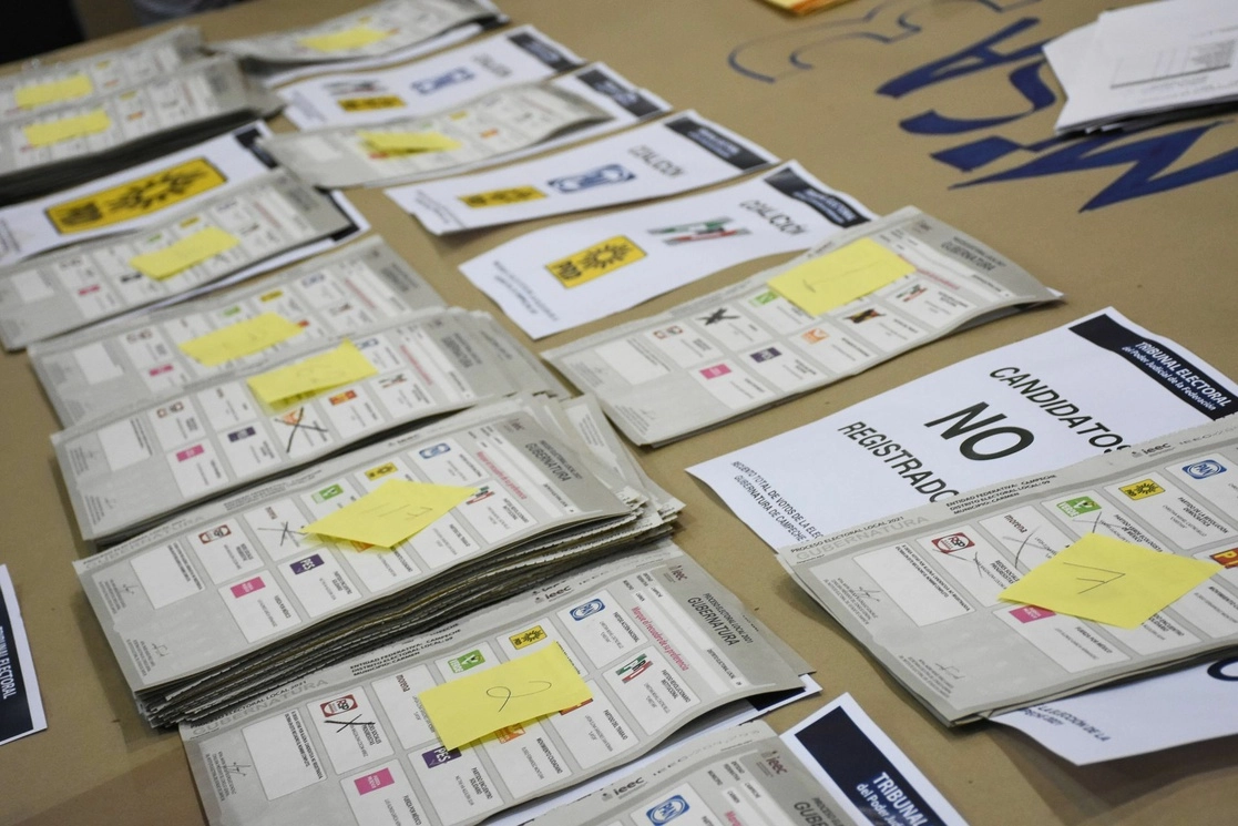 Este miércoles se abrieron las bodegas del Centro de Convenciones de Campeche XXI, donde fueron resguardados los paquetes de los 21 distritos locales para dar inicio al reconteo de votos a la gubernatura de Campeche. Foto Cuartoscuro