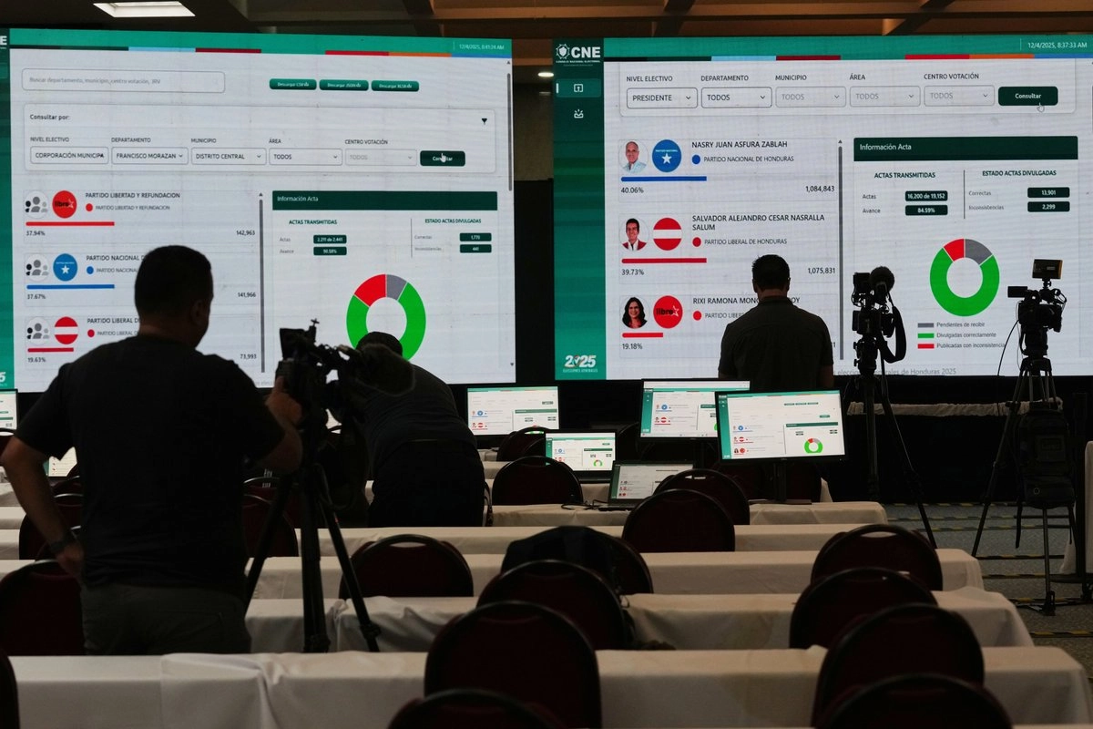 Recuento de votos en curso de las elecciones presidenciales en las instalaciones del Consejo Nacional Electoral en Tegucigalpa, Honduras, el 4 de diciembre de 2025.