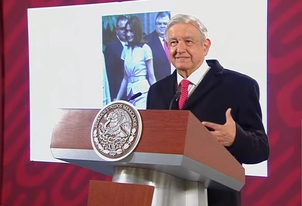 Durante la conferencia, López Obrador mostró la foto que una agencia difundió sobre las miradas del funcionario federal a Carla Bruni. Imagen tomada de la transmisión en vivo