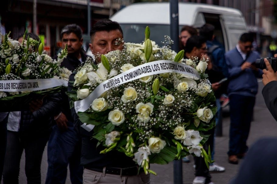 En el Museo de la Ciudad de México entregaron varios arreglos florales para recordar a Ximena y José. Foto 