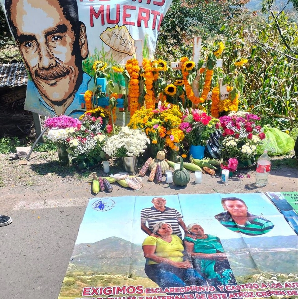 Familiares de ex dirigente del PRD en Guerrero, Bernardo Ranferi Hernández Acevedo, colocaron una ofrenda en el lugar donde el líder social fue asesinado hace ocho años. Foto 
