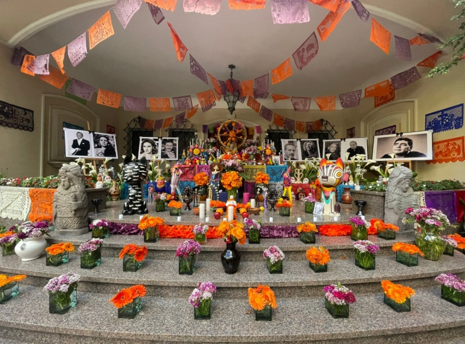 Alrededor de 2 mil personas visitaron este fin de semana la ofrenda de Día de Muertos que personal de la embajada de México instaló en la entrada principal de esa sede diplomática ubicada en la ciudad de Buenos Aires. Imagen tomada del Twitter @EmbaMexAr